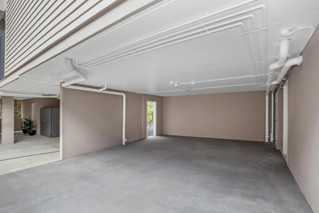 Park Avenue Luxe Chic Townhouse Sleeps 9, Carpark