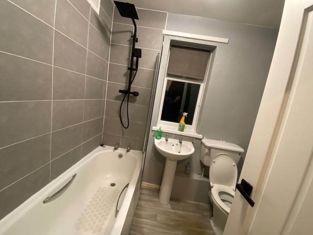 2 Bed House - Sleeps 4 - Garden - Parking - Wifi