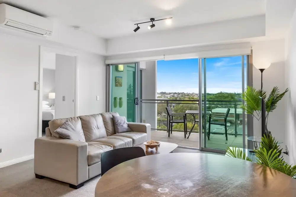 Feel The Sea Breeze: 1-bed With Pool, Gym & Views