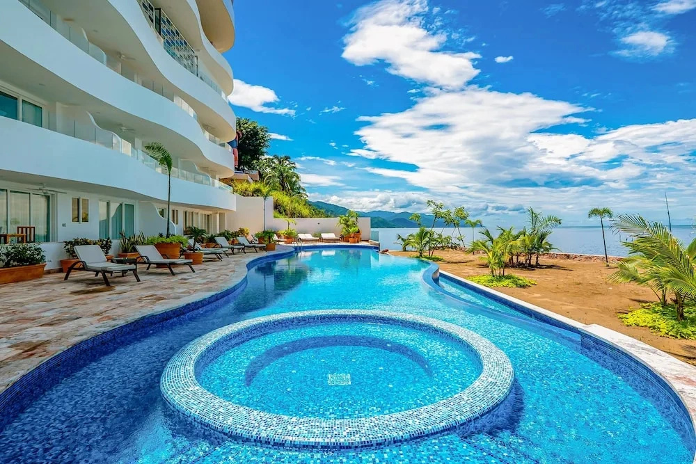 4th-floor Oceanfront Condo With Balcony, Outdoor Pool, Ocean Views & AC