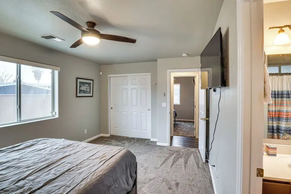 Fire Pit + Covered Patio: Bullhead City Escape!
