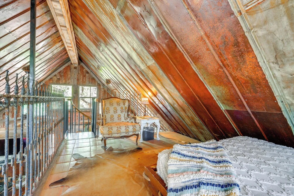 'horse Thief Inn' Cabin Retreat w/ Deck & Hot Tub!
