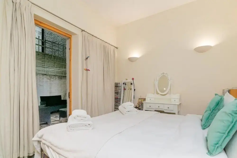 Charming 2 Bed Home In West Kensington Fits 4