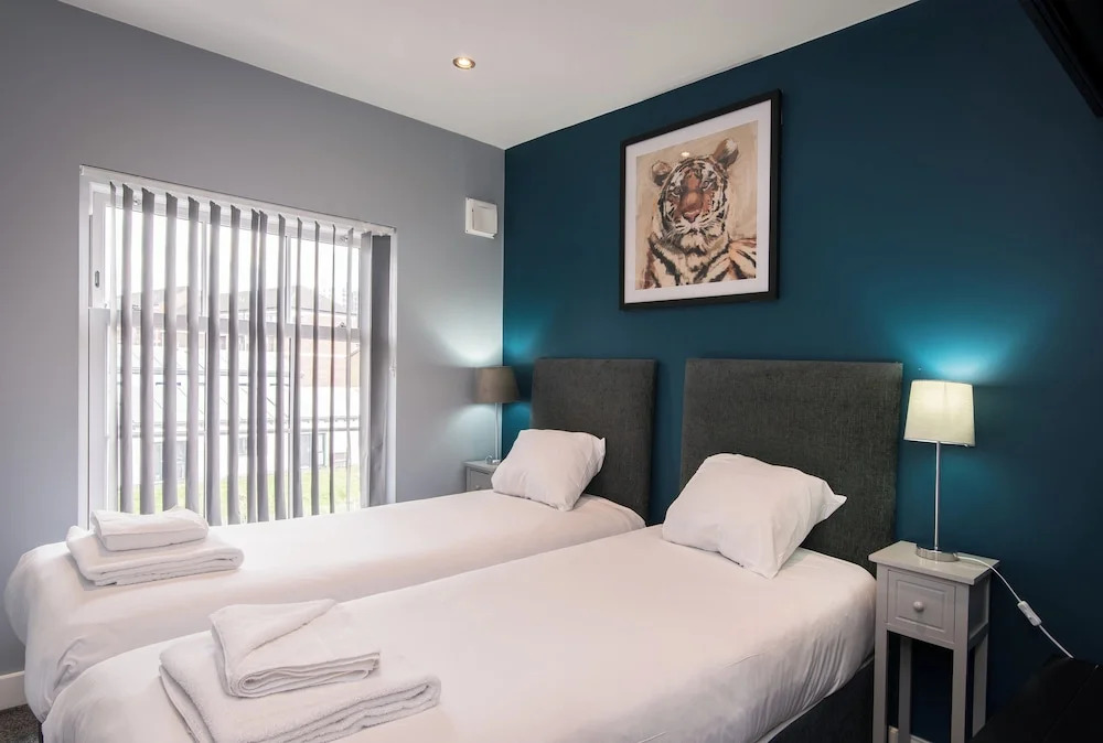 Arena Apartments - Stylish and Homely Apartments by the Ice Arena with Parking