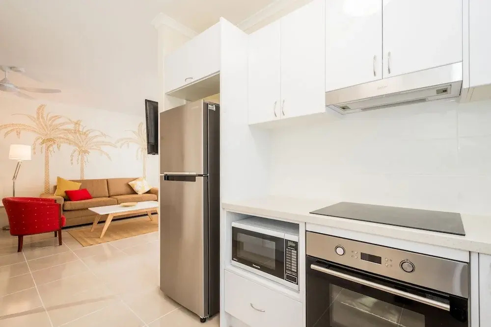 Private G/F 1 bedroom Carlton Apartment Cross the Road to Beach