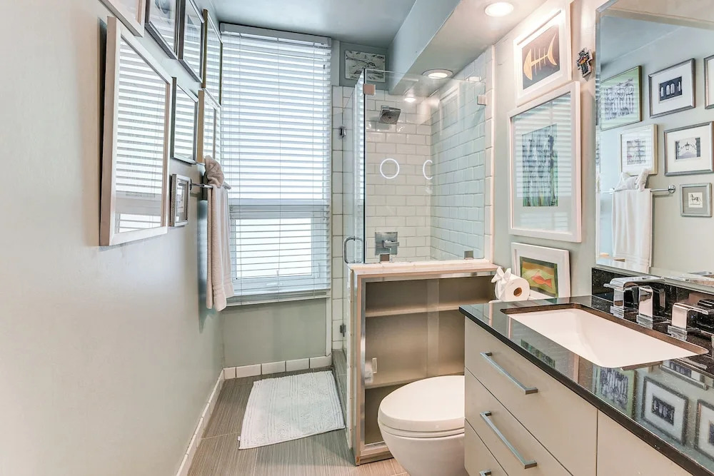 Pool Access! Sleek Condo, 2 Mi to Memorial Park