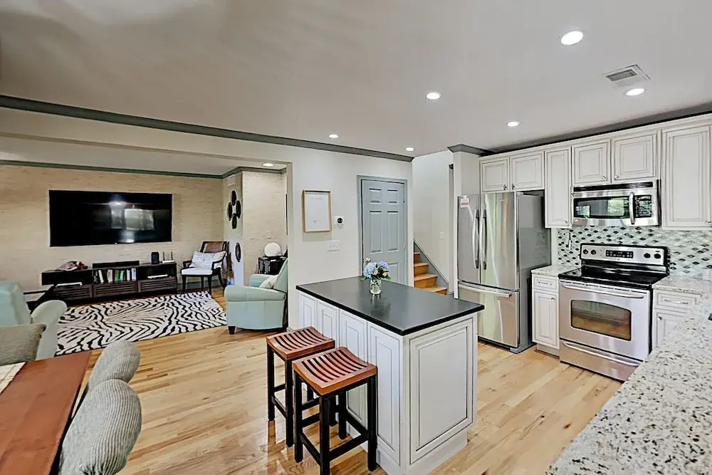 Stylish Fairway Oaks - Walk To The Beach! 3 Bedroom Home
