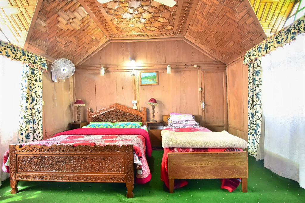 Houseboat Zaindari Palace