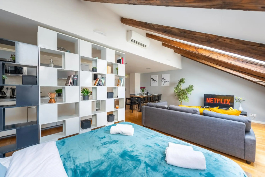 Spacious 3-room Apartment I Center I Palladium Mall