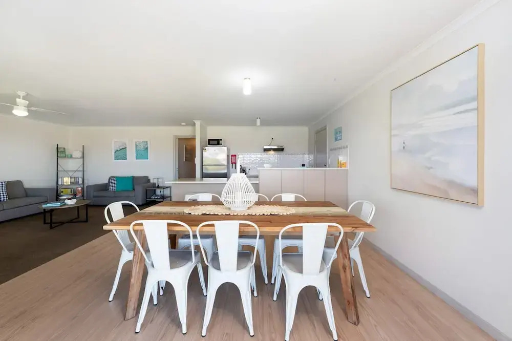 Spacious 3-bed Ground Level Beachside Stay