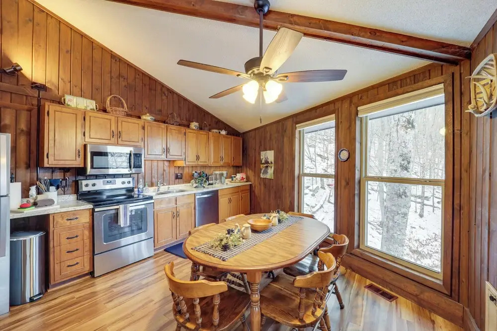 1/2 Mi to Skiing! Beech Mountain Cabin w/ Deck