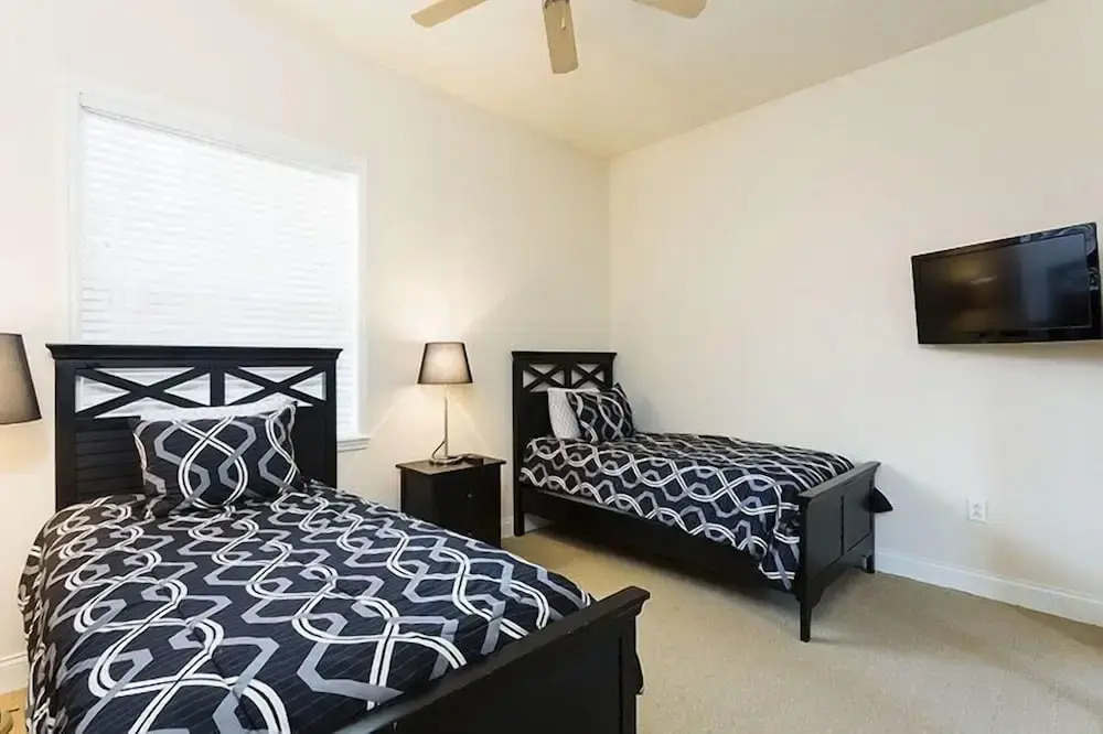 Condo Contemporary 3 Bedroom Reunion