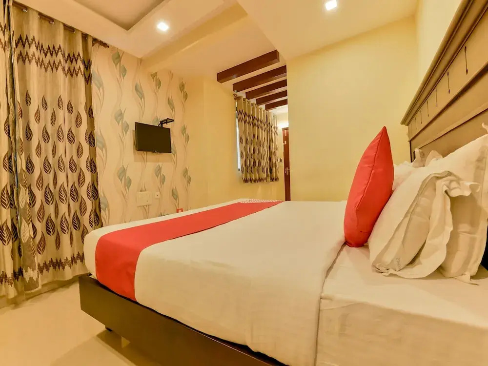 OYO 8214 Malabar Plaza Residency 1