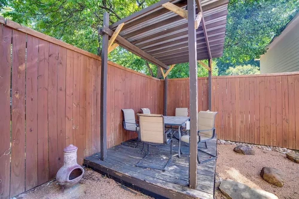 3 Mi to Downtown Dallas: Sleek Condo w/ Patio