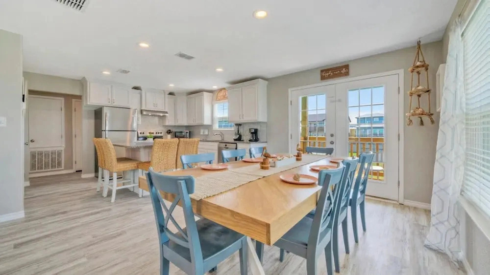 Barefoot and Salty & Tequila Tides by Avantstay. Sleeps 20 2 Homes + Dual Pools + Golf Cart 5 Min to Beach Port Aransas