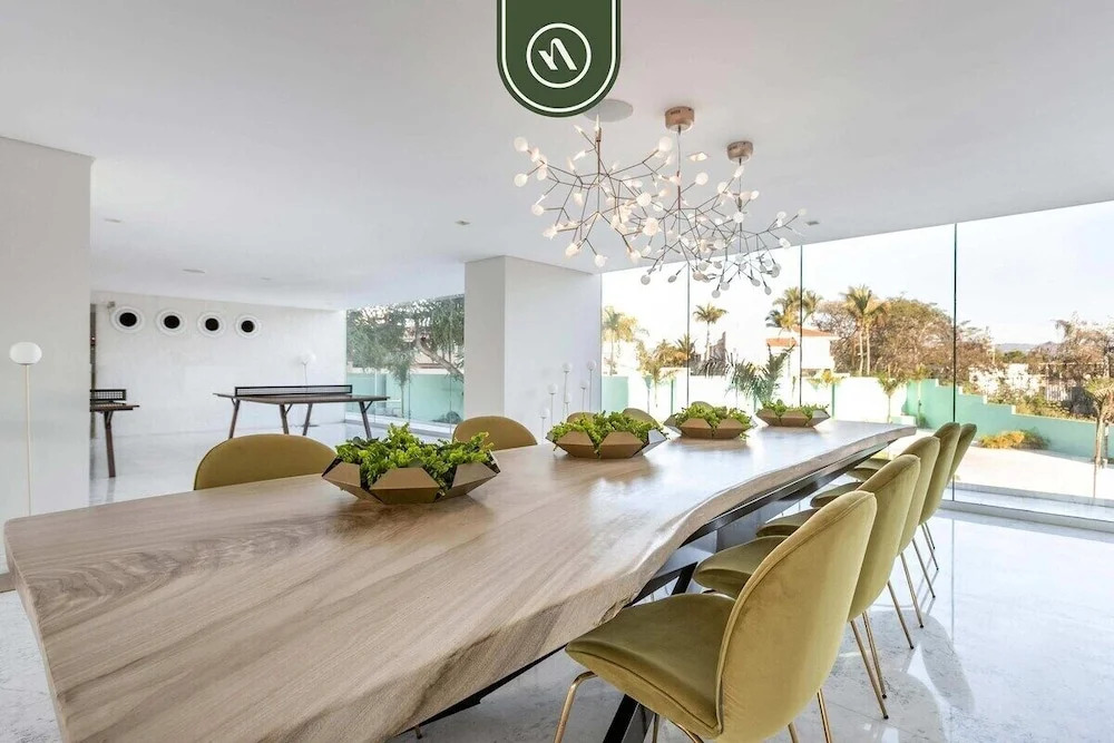 Luxury 3 BR Condo - Beach Access 1 Block Away