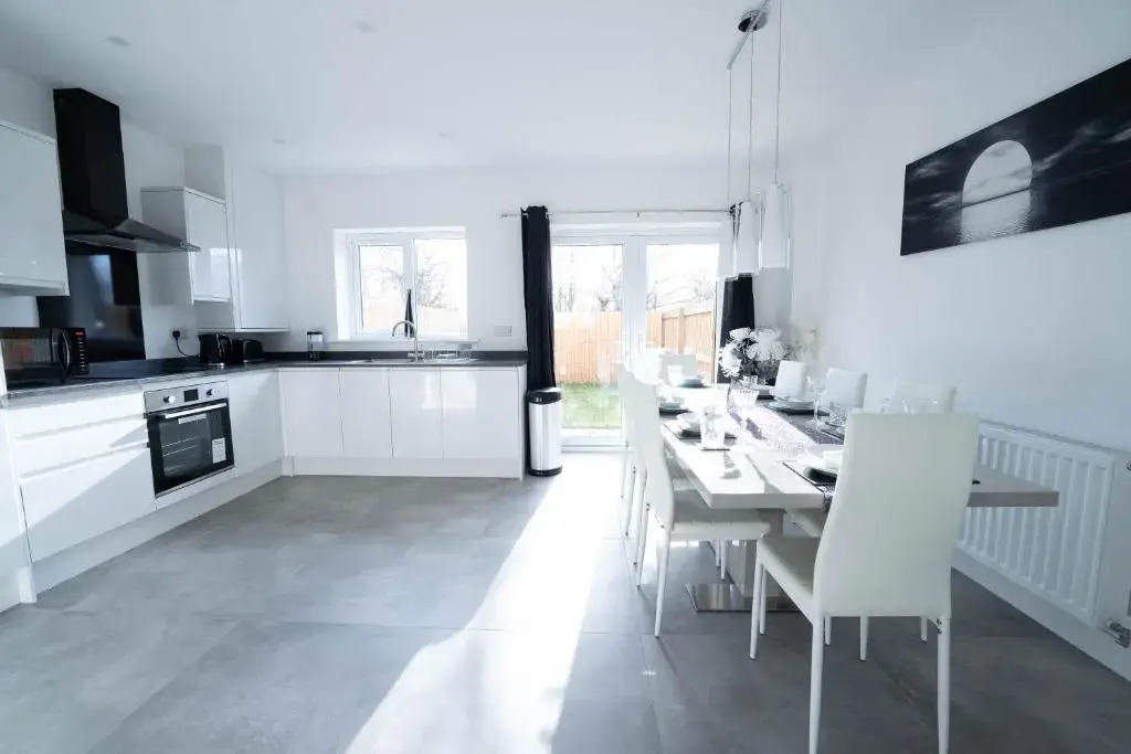Entire Modern Home with Private Parking for 6/8 Persons