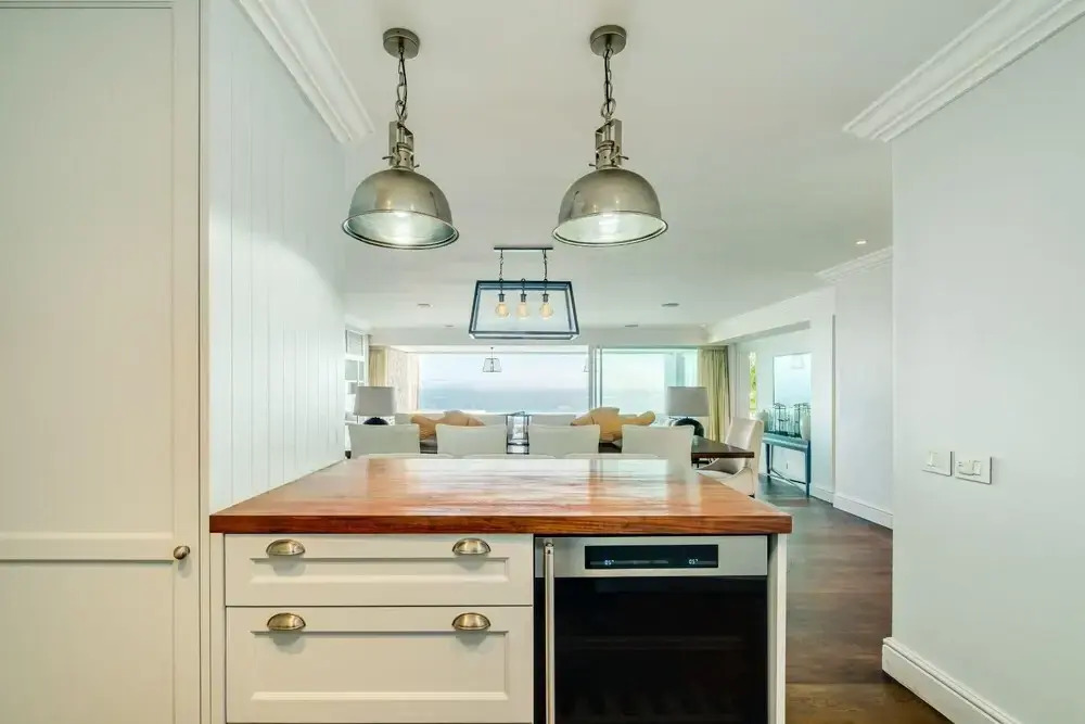 Gorgeous Camps Bay Apartment in Secure Block With Sea Views Caliche