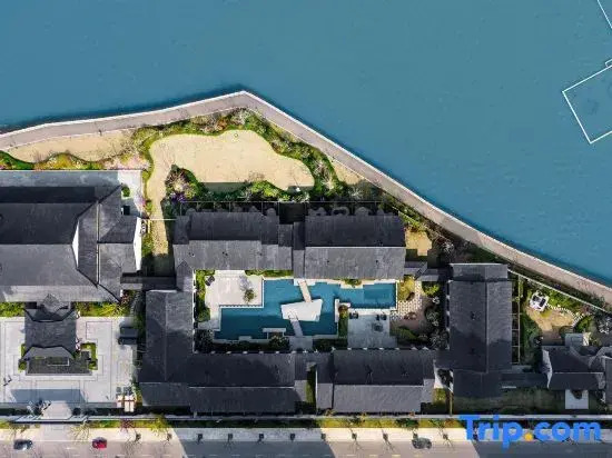Ander Lake Hentique Hotel