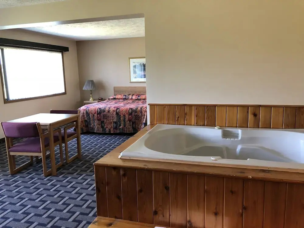 Sky Lodge Inn & Suites - Delavan