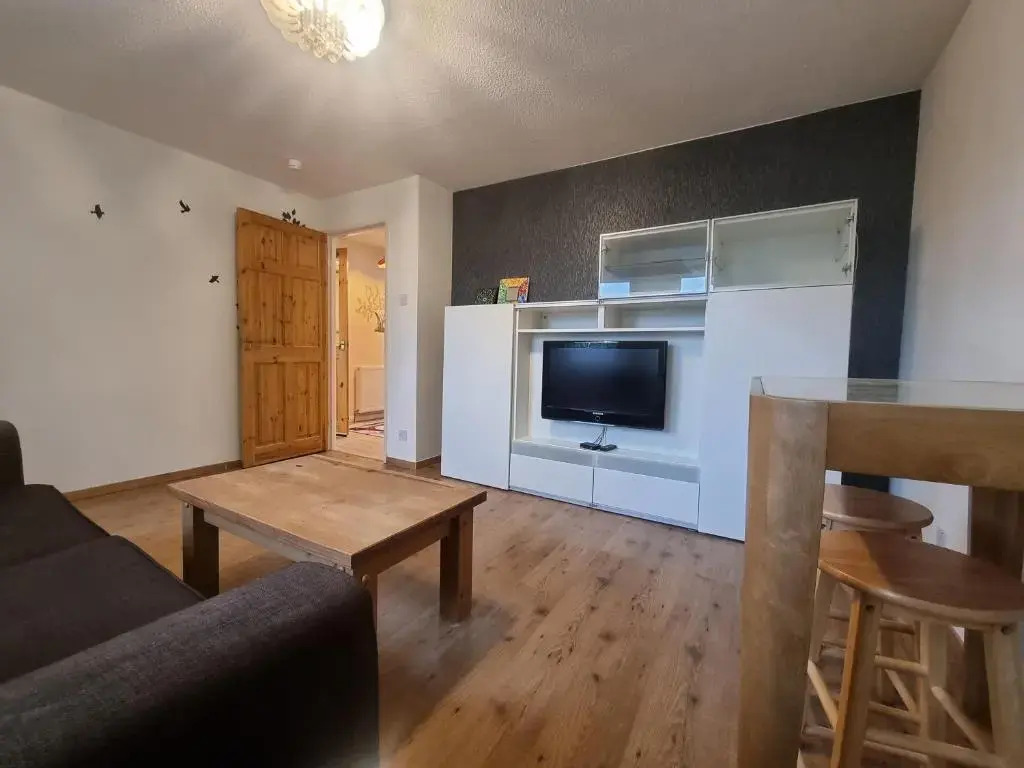 Lovely 2 Bedroom Apartment With Private Parking
