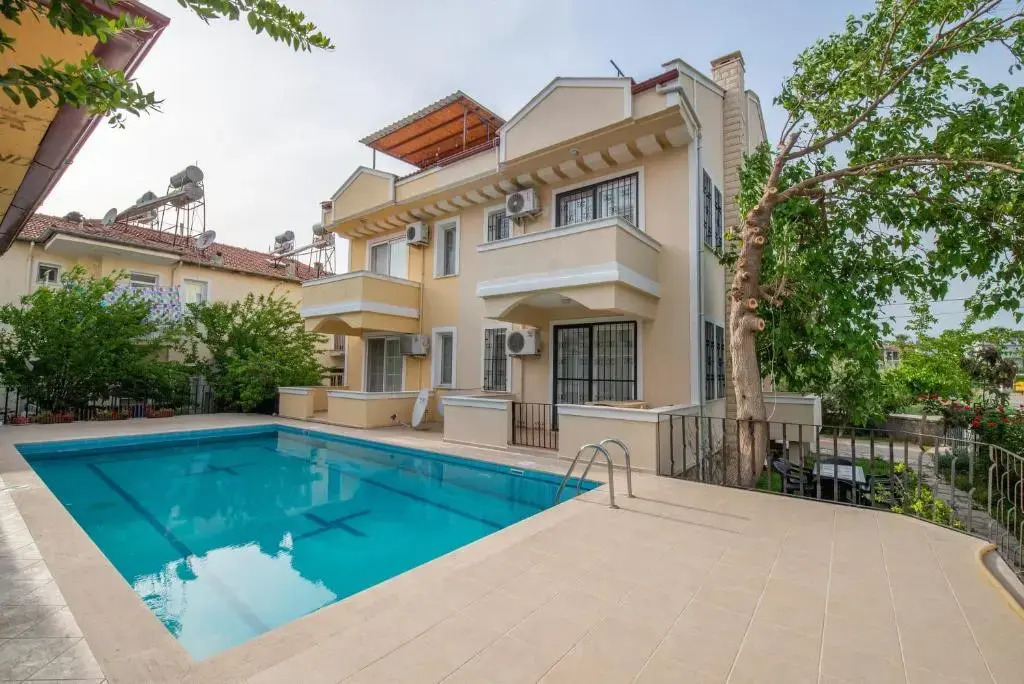 Sahile Yakın Havuzlu Villa 6+2 kişilik