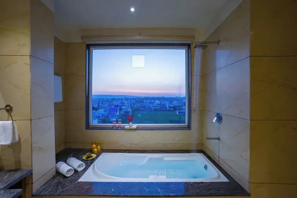 Alaya Stays BYDM The Sky Heaven - 4 BHK Penthouse 15 Min from Triveni Ghat With Balcony & Lift