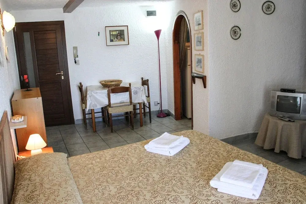 A charming studio apartment with terrace overlooking the sea