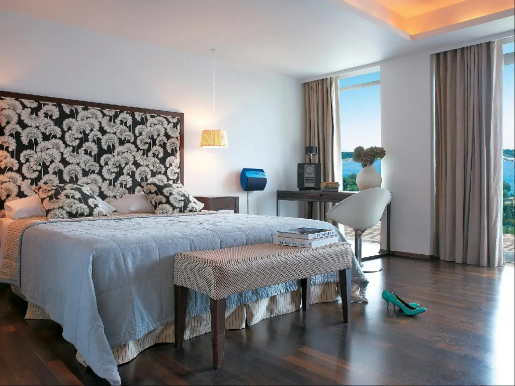 The Roc Club, A Hotel to Live