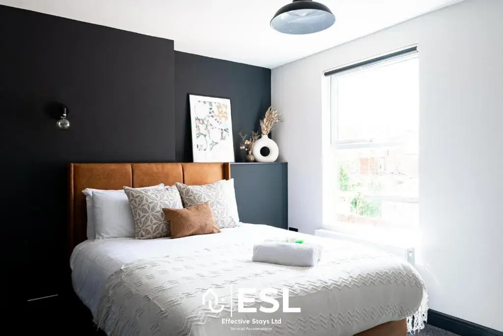 Central 5 Bedroom Townhouse perfectly located 2 mins walk from the Train Station