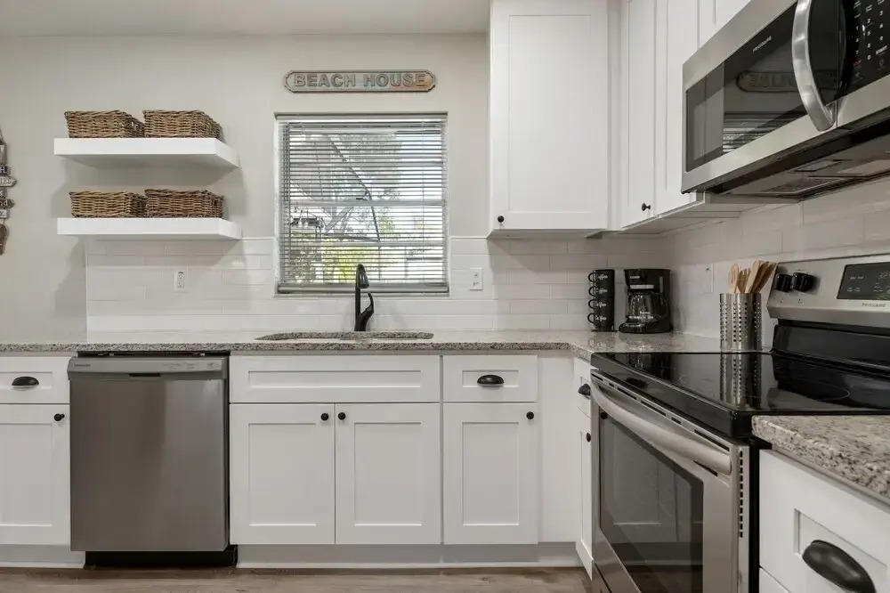 Lakes Sunny Paradise Newly Remodeled 3 Bedroom Home With Pool Fenced in Backyard 3 Home by Redawning