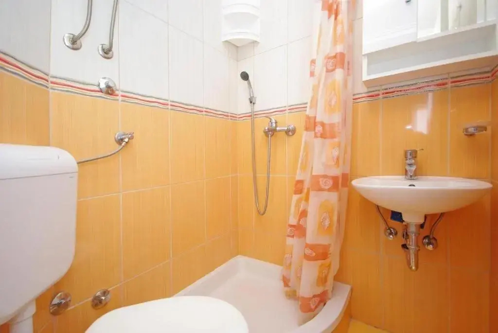 Apartments with hot tub Makarska - 18898