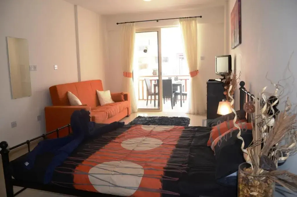 Studio with shower room E5, full kitchen, poolside, FREE WIFI