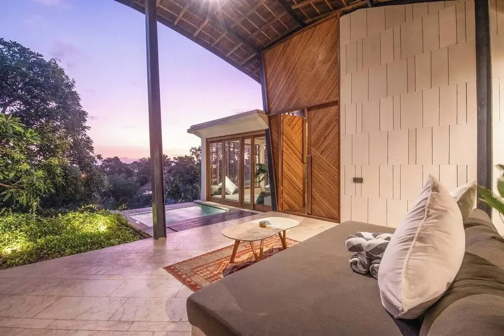 Gorgeous 2-br Penthouse, 800m to the Beach