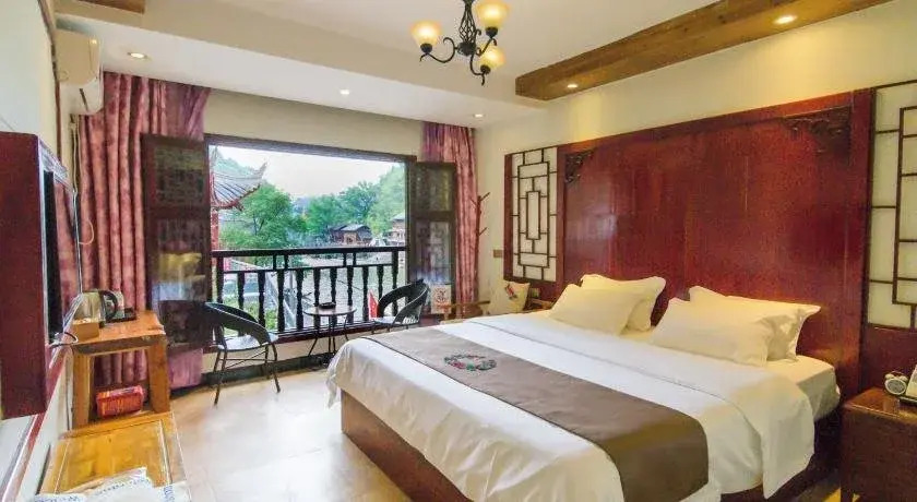 Fenghuang Tujia Ethnic Minority River View Hotel