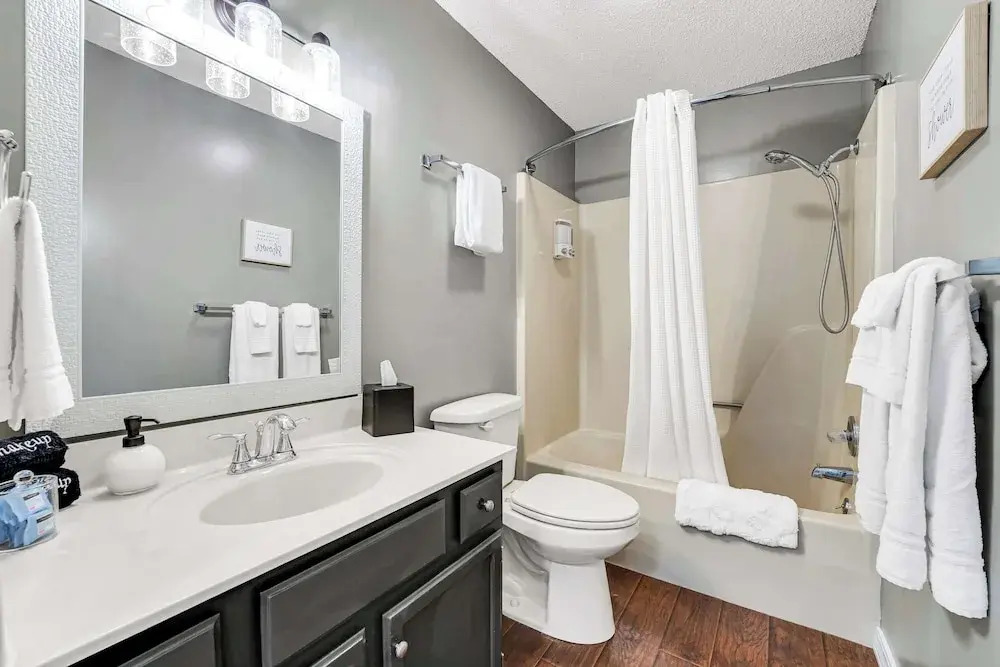 Bright Stylish Condo w/ Balcony