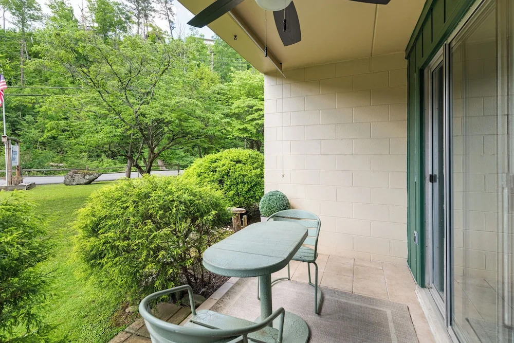 Modern 2br Condo in the Smokys!