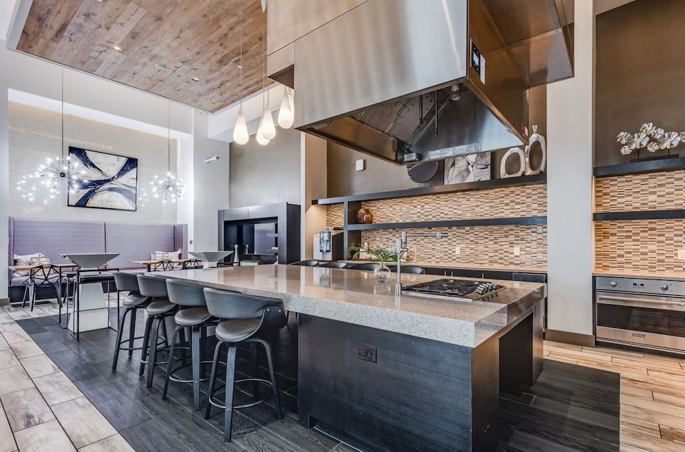 Virelli Apartments Upscale King Suite in the Heart of Orlando w Pool