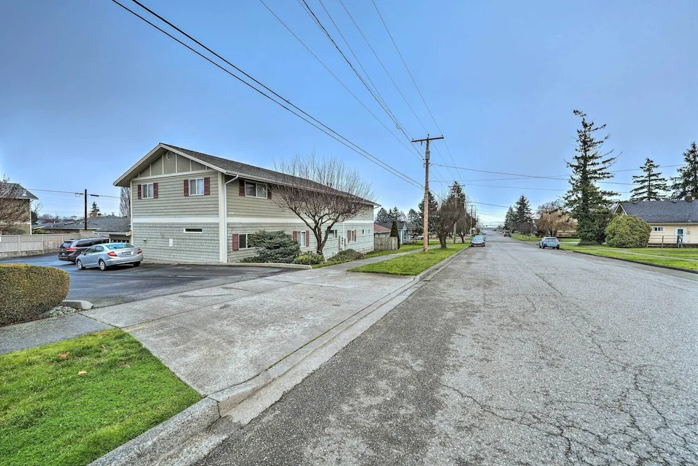 Apartment w/ Patio & Grill Access ~ 1/2 Mi to Bay!