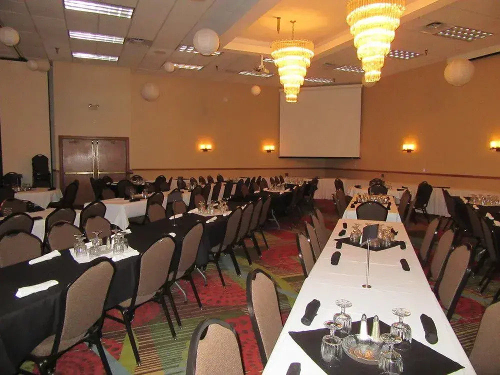 Express Suites Riverport Inn & Suites