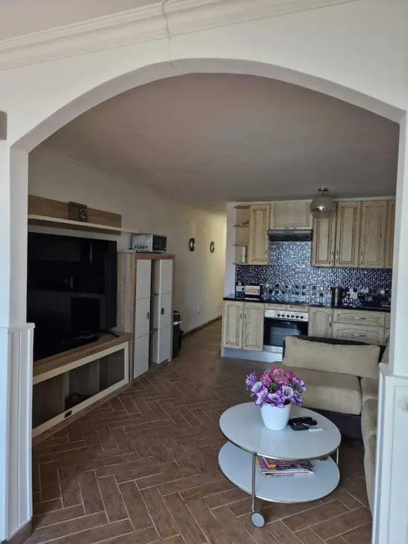 2 bed Apartment That Steps out on to the Pool
