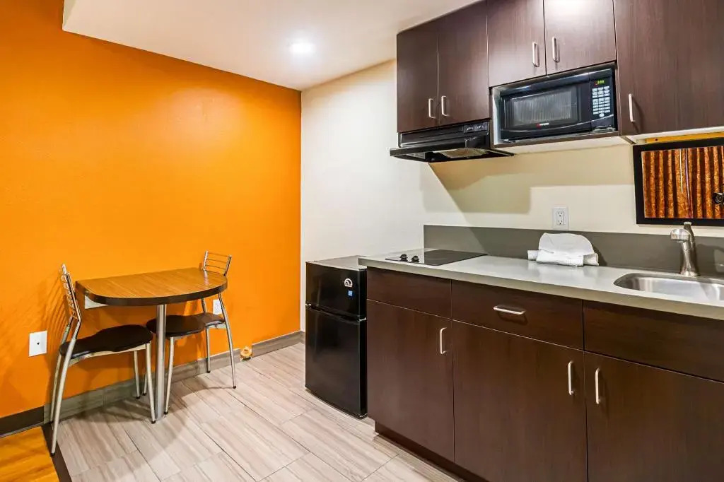 Motel 6 Maple/Main