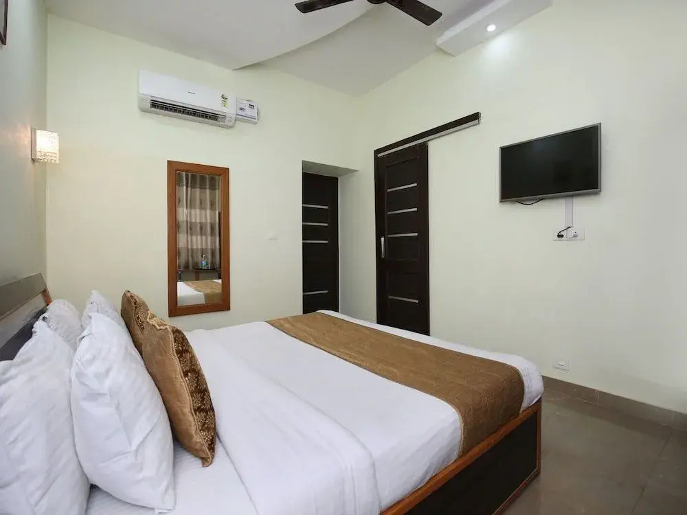 OYO 9956 Hotel Pelican Inn
