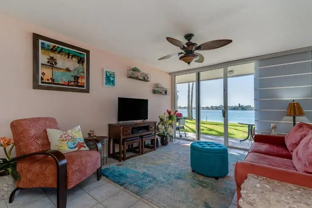 Bahia Vista 8-115