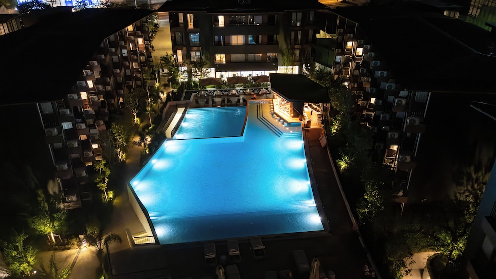 Prime Location 1BR New Condo C269
