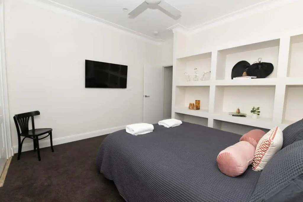 McNamara Lane Large CBD home Freshly renovated 7 Smart TV's Sleeps 11