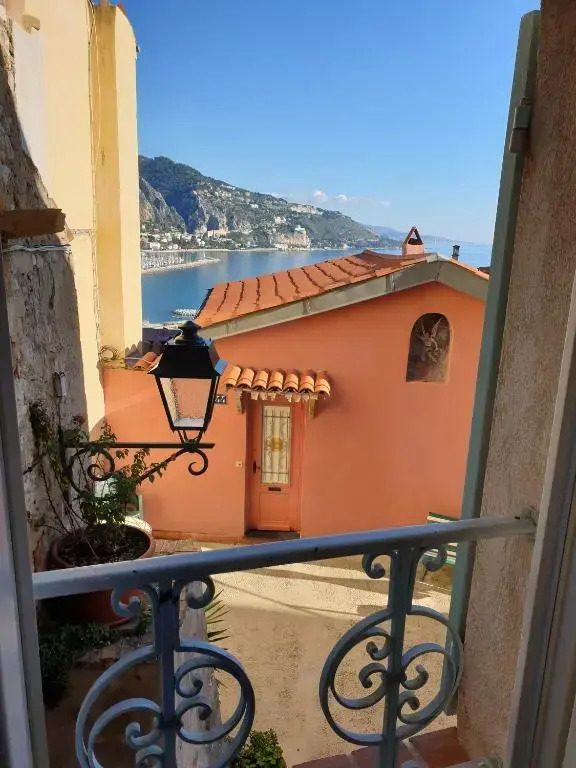Rue du Vieux Château - Beau F2 avec Vue Mer Exceptionnelle - Refait a neuf