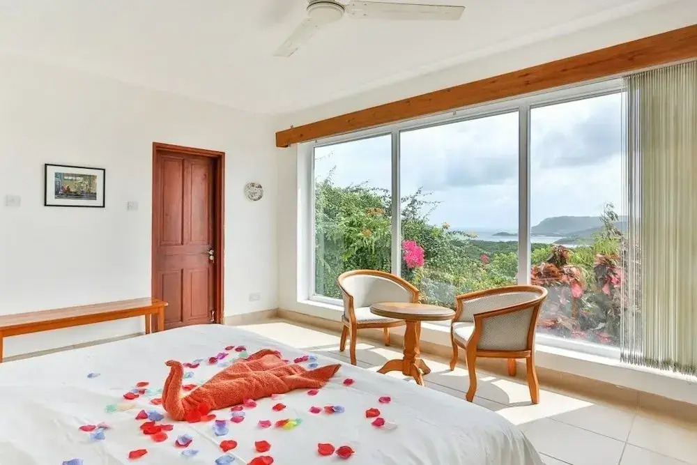 Hilltop Villa With Great Views Out To Sea - Villa Cadasse 3 Bedroom Villa by RedAwning