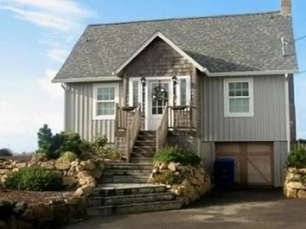 Sea Cliff 3 Br cottage by RedAwning
