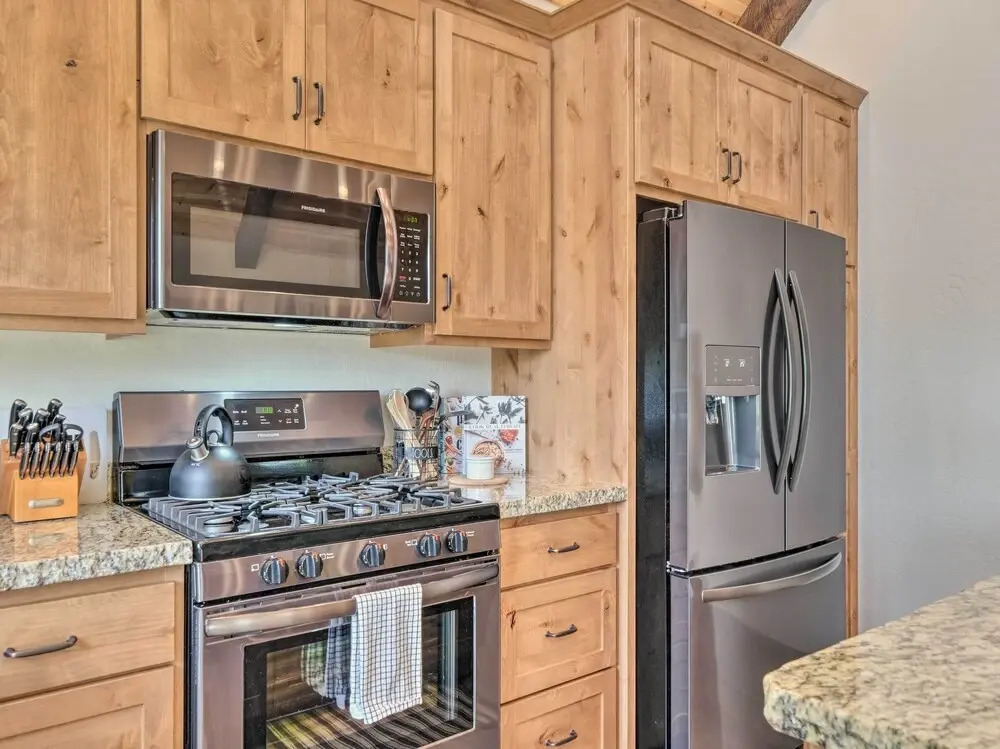 Woodsy Retreat: Modern Mi-Wuk Village Cabin